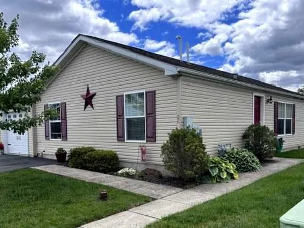 25 Dusk Dr, Douglassville, PA 19518