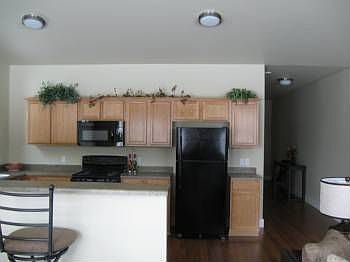5th image of 375 Stafford Ave