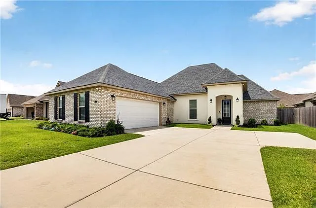 4 bed, 3.0 bath, 2414 sqft, $3,750 — Photo 2