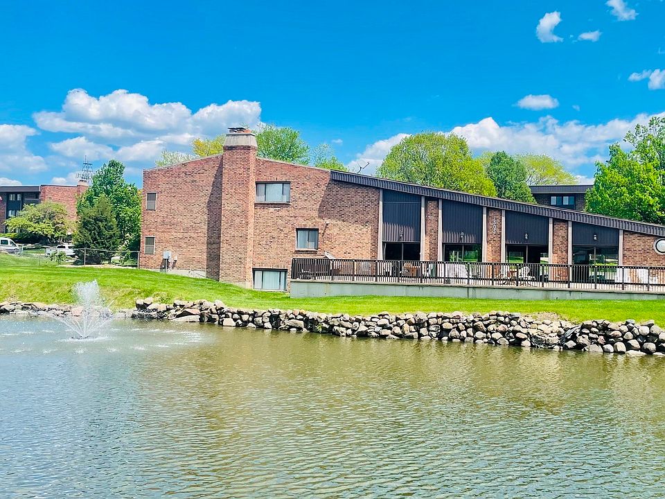 Woodlawn Terrace Clubhouse & Pond!