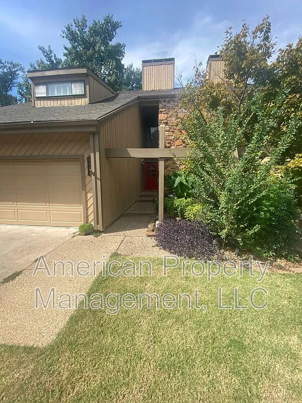 2 bed, 2.5 bath, 2310 sqft, $2,000 — Photo 3