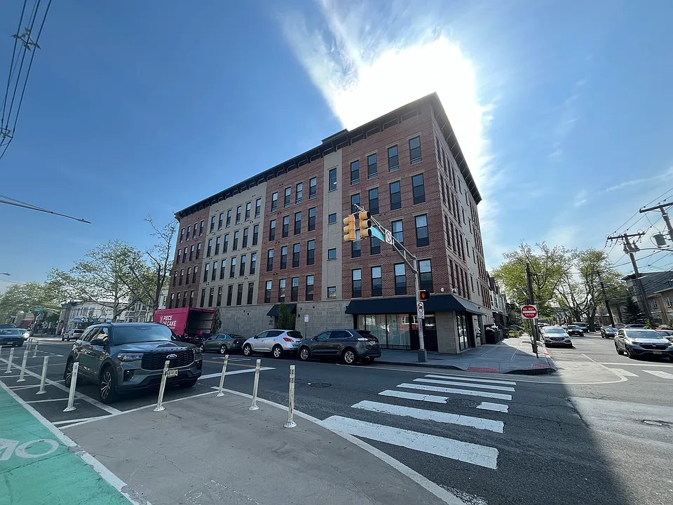 130-132 Mallory Ave #405