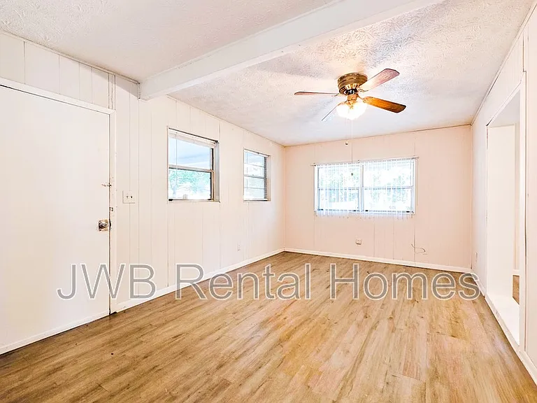 2319 Almeda St — Photo 8