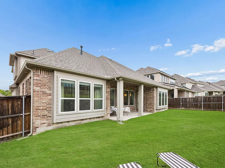 439 Montrose Dr — Photo 35