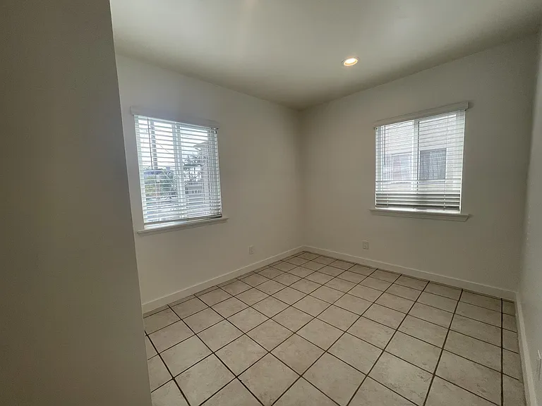 945 Thomas Ave — Photo 24
