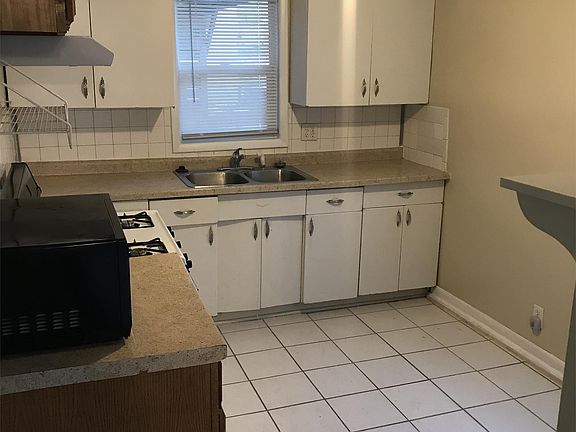 4th image of 2204 Crawford St