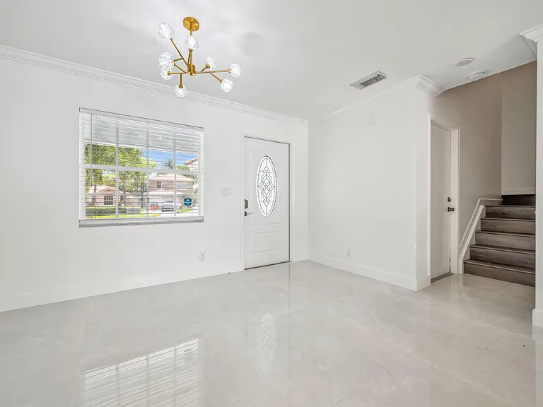 3460 Commodore Ct — Photo 5