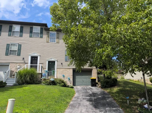 221 Breezewood Dr, Hanover, PA 17331
