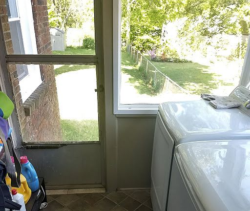 Tiled laundry room 