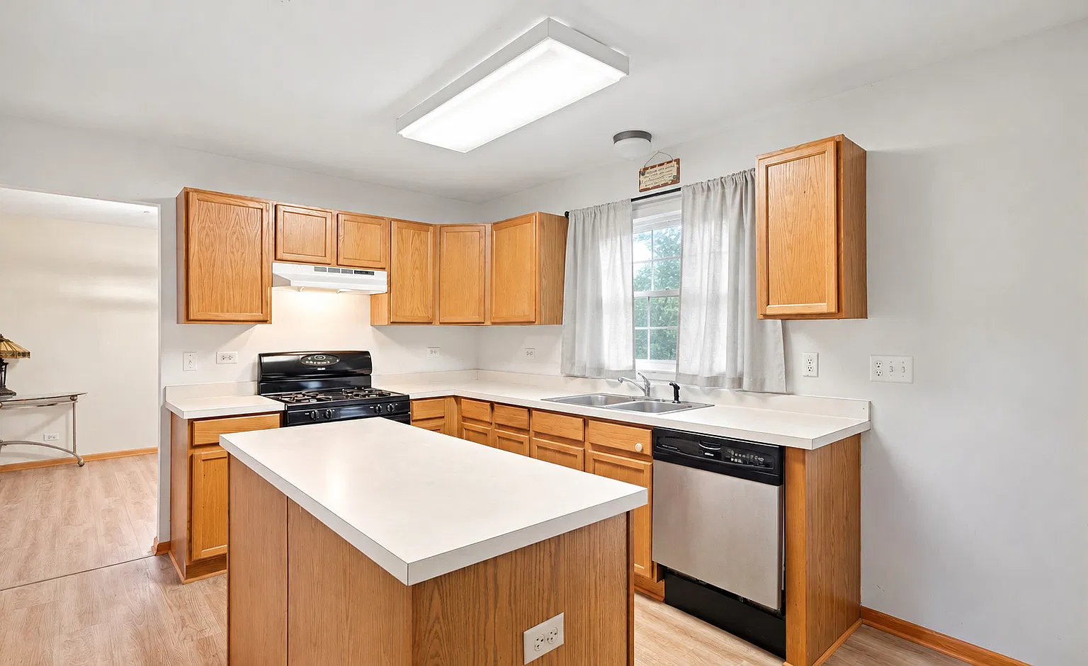 4 bed, 2.5 bath, 2213 sqft, $3,300 — Photo 4