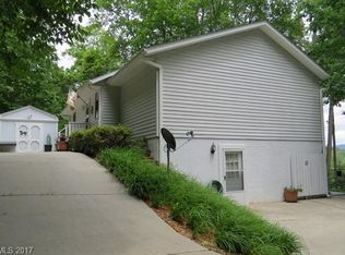 479 Rosewood Ln, Burnsville, NC 28714