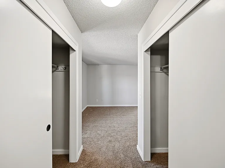 E 1st Dr — Photo 4