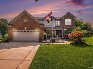 267 Valley Stream Dr, Holly, MI 48442