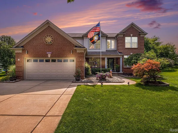 267 Valley Stream Dr, Holly, MI 48442