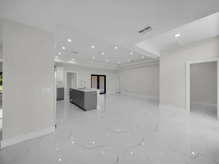 636 Ladd St — Photo 12