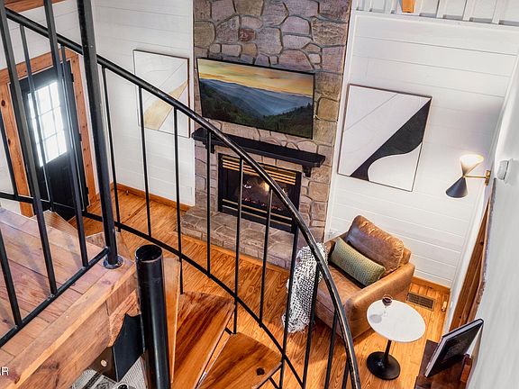 33rd image of 1008 Walini Way