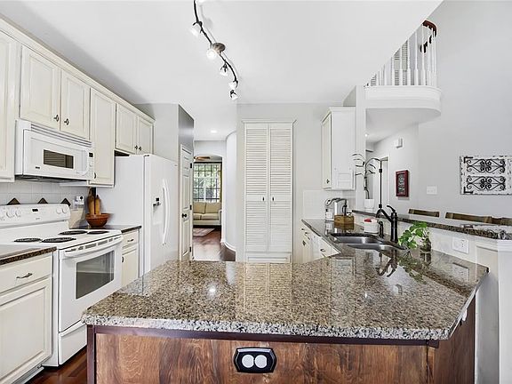 4th image of 2404 Candlebrook Dr