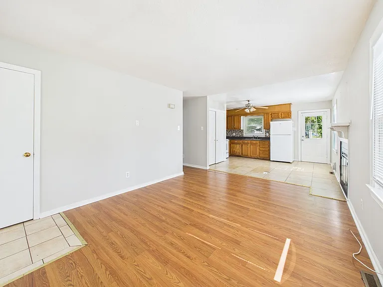835 Winnetka Ave — Photo 4