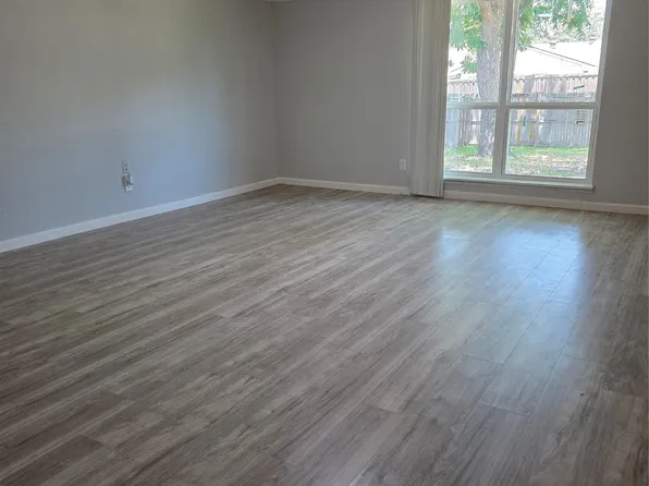 321 Long Canyon Dr, Mesquite, TX 75150