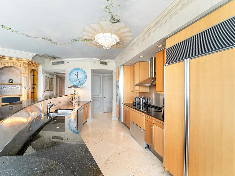 1000 S Pointe Dr #2501 — Photo 36