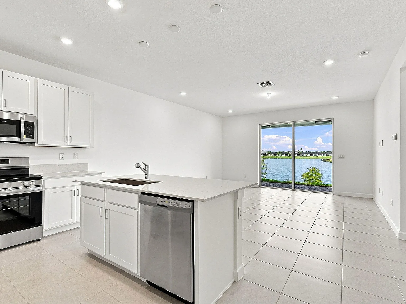 3 bed, 2.0 bath, 1436 sqft, $2,200 — Photo 2