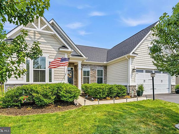 3rd image of 106 Fringetree Ct