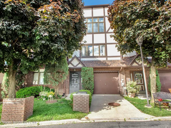 52 Fox Hunt Ct, Staten Island, NY 10301