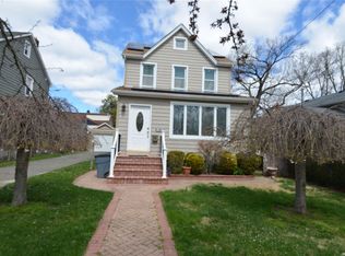 94 Stuyvesant Ave, Merrick, NY 11566