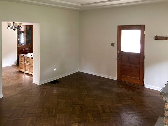 Entrance 15’ x 14’, 1st Flr