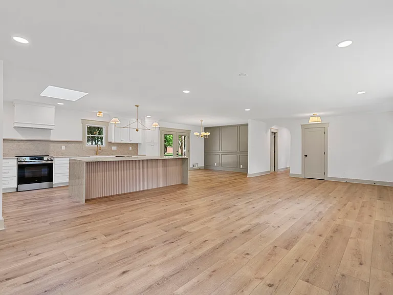 460 Hilltop Trl — Photo 8