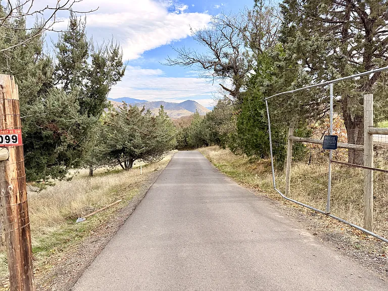 2099 Emigrant Creek Rd — Photo 22