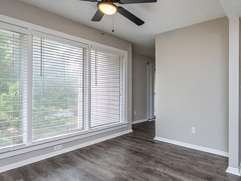 Emerald Hills Apartments — Photo 23