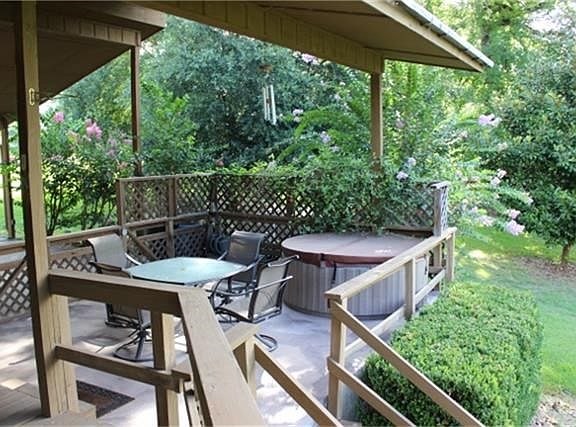 Hot tub and sitting area over looking the lake.....Great place for that cup of coffee in the morning....
