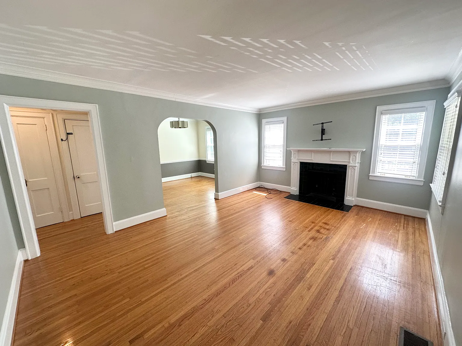 3 bed, 2300 sqft, $4,500 — Photo 2