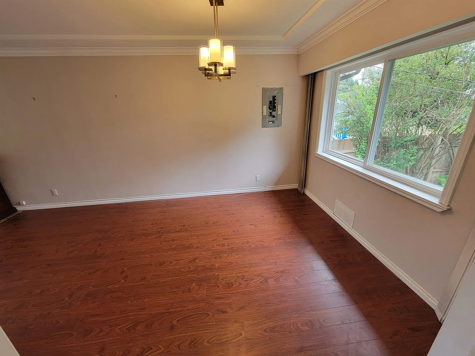 5 bed, 2254 sqft, $5,650 — Photo 2