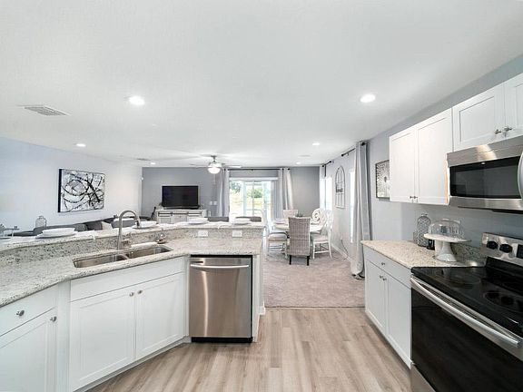 Open kitchen with luxurious finishes - Magnolia townhome in St. Cloud, FL