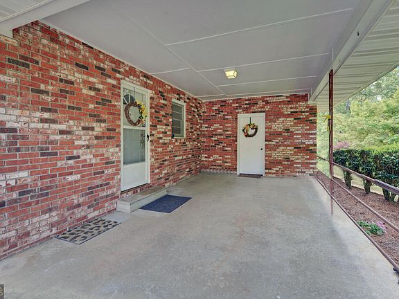 4th image of 586 Collins Rd