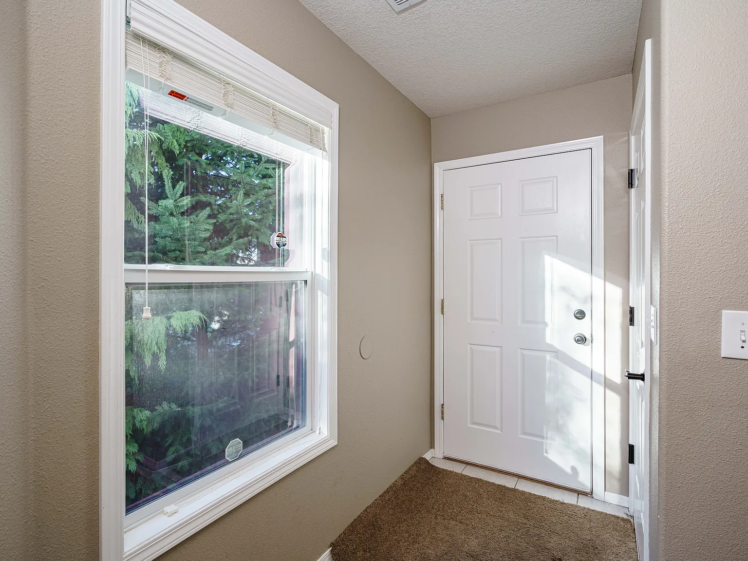 3 bed, 2.5 bath, 2422 sqft, $2,395 — Photo 2