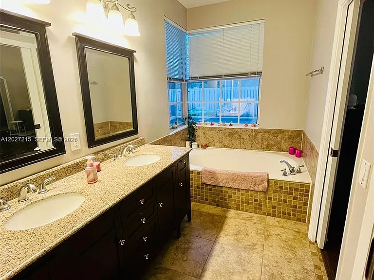 300 Cameron Dr — Photo 29