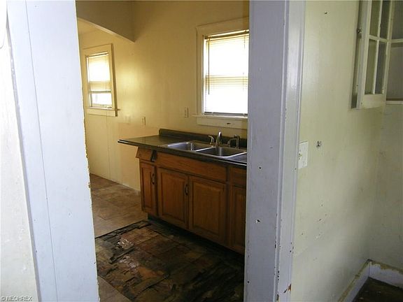 4th image of 13816 Alvin Ave