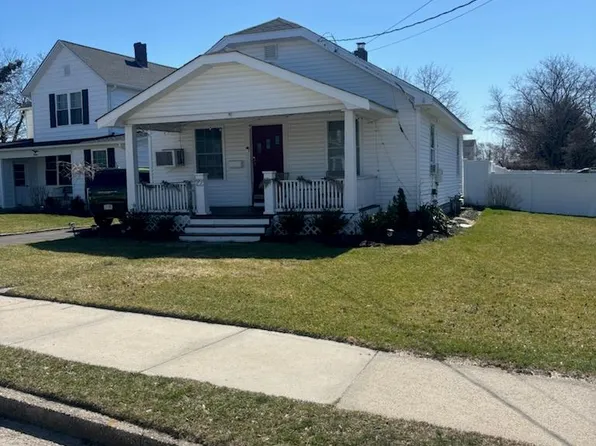 22 W 1st St, Patchogue, NY 11772