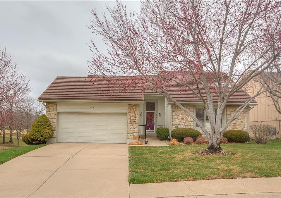 1st image of 628 NE Saint Andrews Cir
