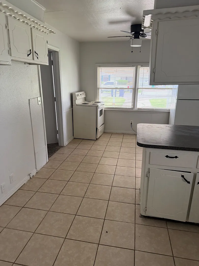 1421 SW 46th St — Photo 3