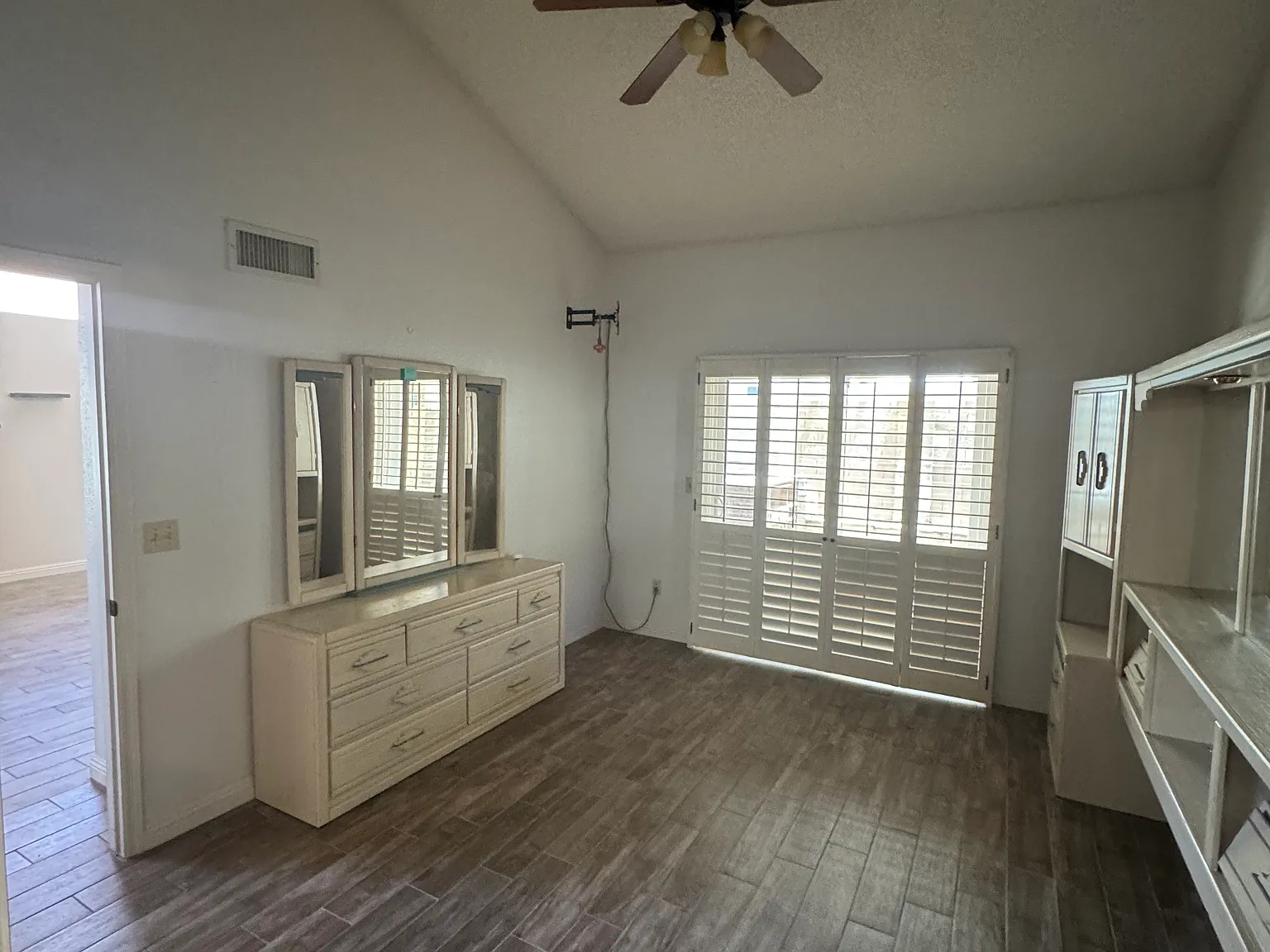 2 bed, 1050 sqft, $2,100 — Photo 2