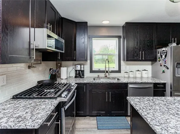 106 6th St NE, Mitchellville, IA 50169