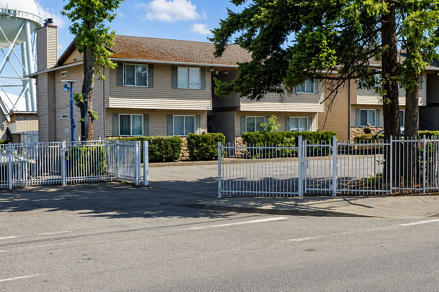 2 bed, 923 sqft, $1,900 — Photo 1