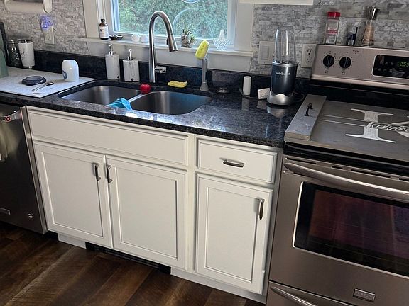 3rd image of 100 Montague St