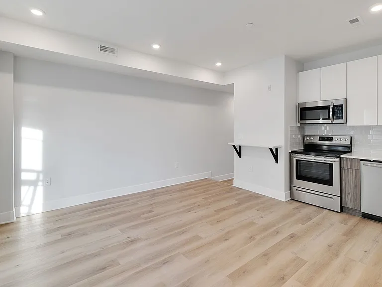 1723 Memorial Ave — Photo 8