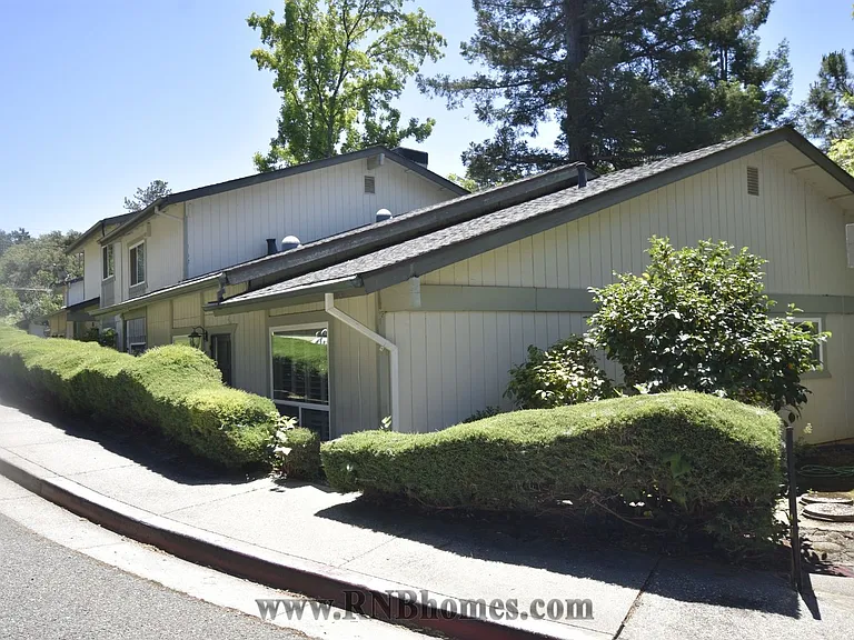 415 Sutton Pl — Photo 2