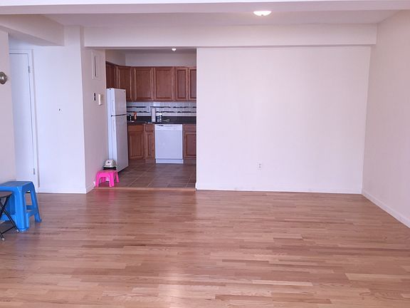 2nd image of 1910 Avenue V